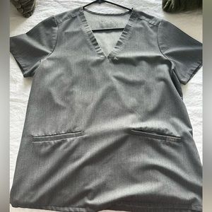 Casma™ Three-Pocket Scrub Top